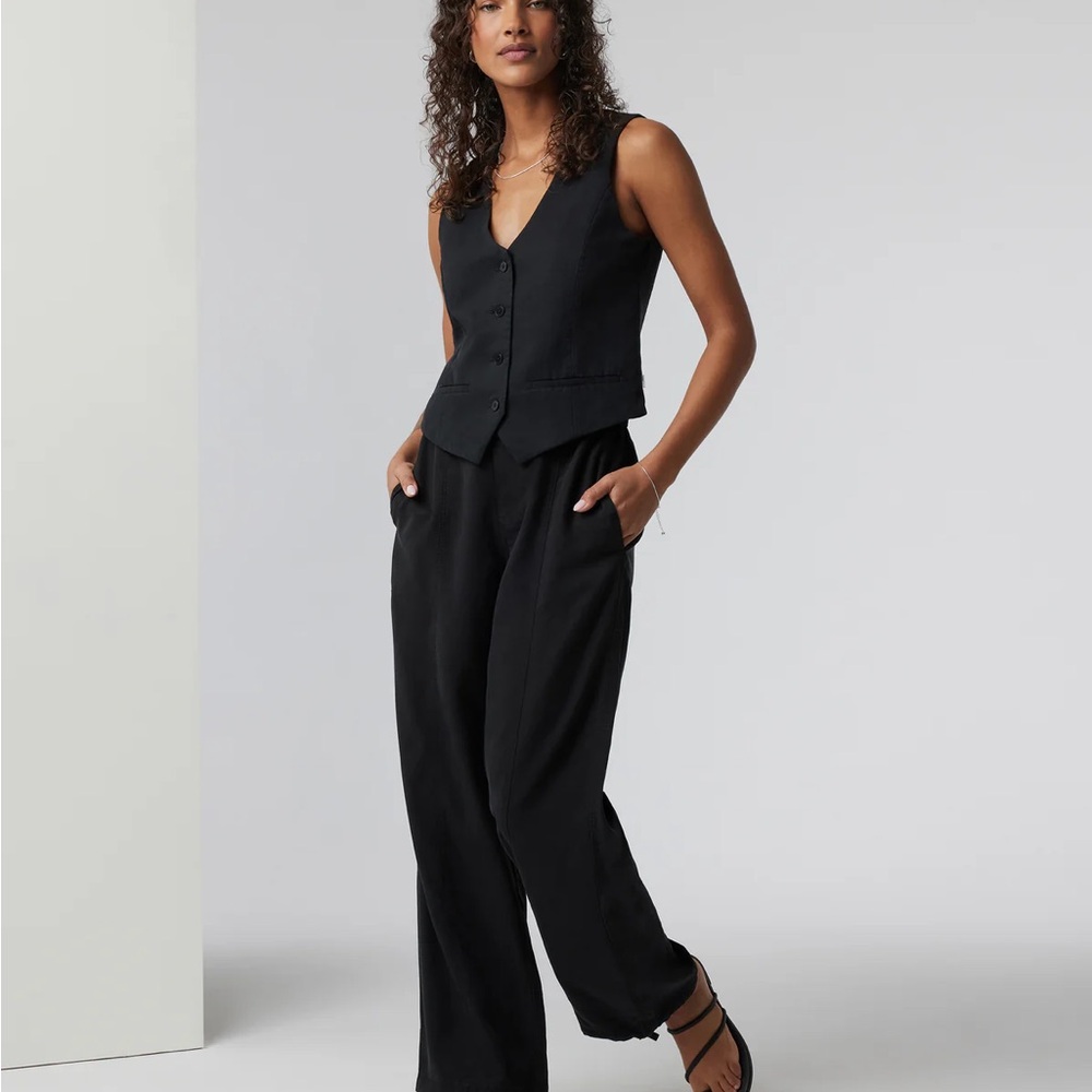 Vuori Black Coastline Vest - NWT
